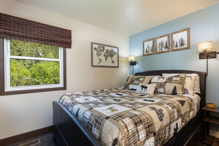 右卧室-舒适的标准双人床