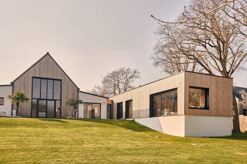 Exceptional 260 m2 villa in a quiet area 10 minutes from the sea