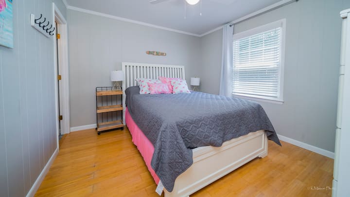 Úplne nová manželská posteľ Queen je božská a má vlastnú kúpeľňu s poschodovou izbou. 