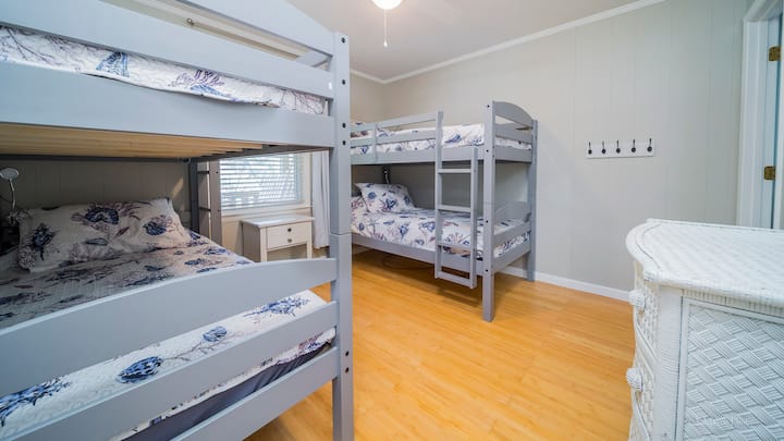 Poschodová izba je zábavná pre deti aj dospelých! Každý lôžko má individuálne svetlo na čítanie. 