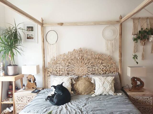 UNIQUE Bohemian Mansion Near Sights & Transport gallery image 4