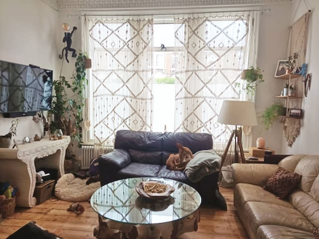 UNIQUE Bohemian Mansion Near Sights & Transport