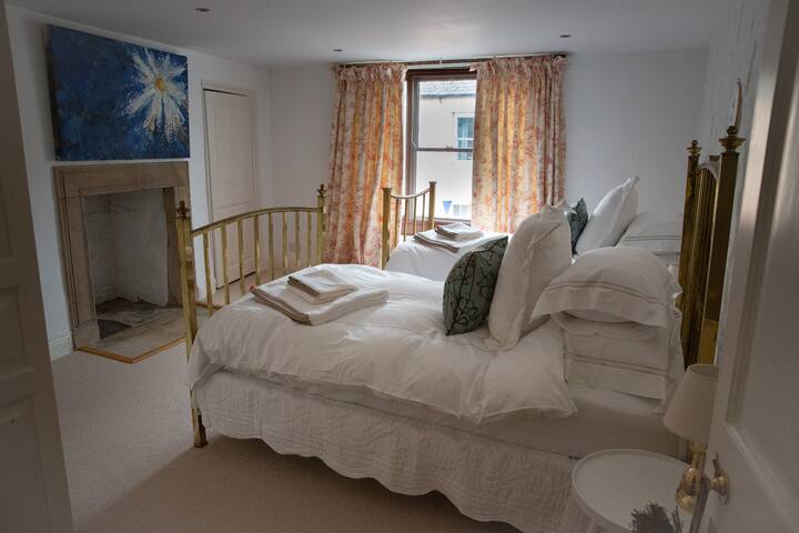 Second floor bedrooms
Bedroom one: Twin room with brass beds and large wardrobe


Photo: Sharon Harrison Photography