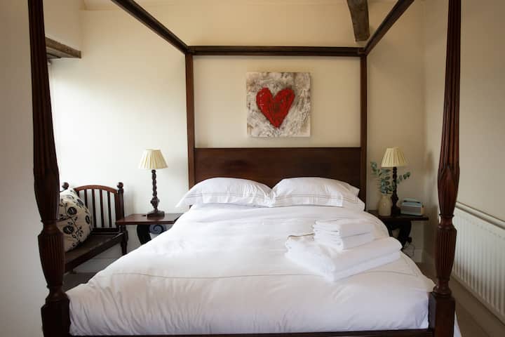 Bedroom Three

Antique four-poster European King size bed. Digital Roberts radio. 

Artwork: Royden Astrop

Photo: Sharon Harrison Photography