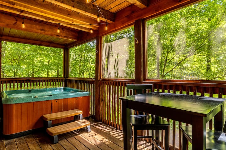 Cozy Cabin With Hot Tub & Fireplace In The Smokies - Pigeon Forge, TN