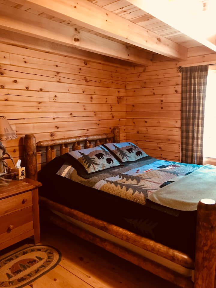 Cama tamaño queen en el dormitorio privado.