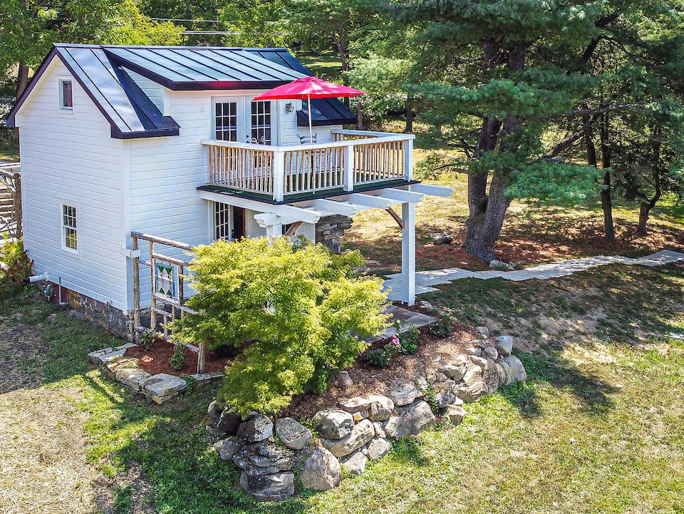 1786 Farm Cottage Honeymoon Suite Renovated 2022 — photo 1
