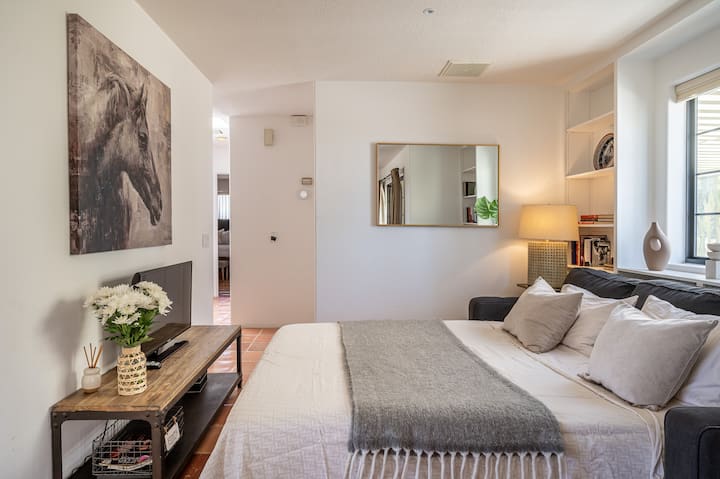 Დედოფლის ზომის გასაშლელი დივანი კასიტაში.