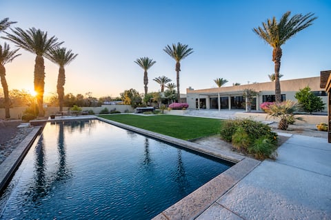 Large Infinity Pool •Spa •Game Room •Striking View