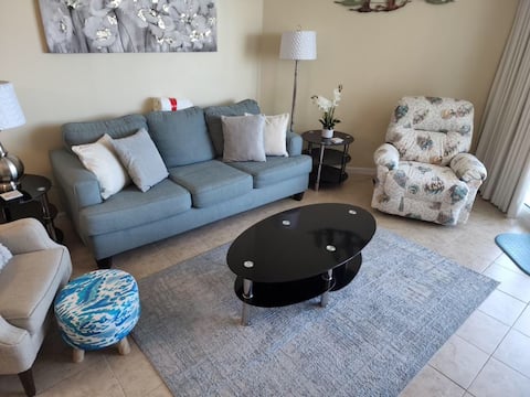 Popular Airbnb listing: Gulf View. Walk to beach. Pool open until 11:00pm in Destin