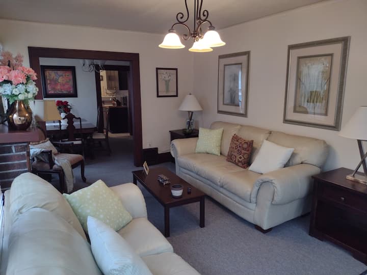 Historic Highland Sq: Charming Cozy 2 Bedroom Apt. - Akron, OH