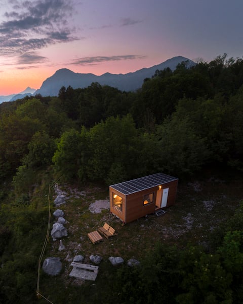 A little house in the infinite skies of Mont di Prat