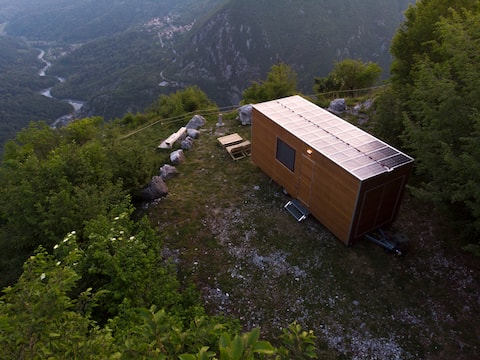 A little house in the infinite skies of Mont di Prat