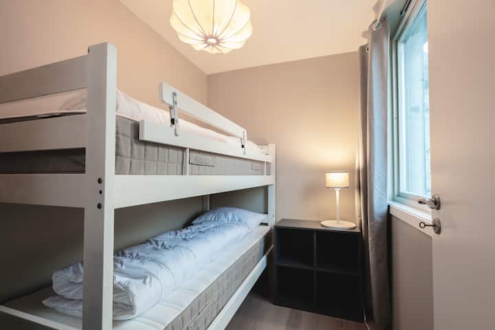 อพาร์ทเมนท์ขนาดเล็กและอบอุ่นขนาด 30 ตร.ม. มี 2 ห้องนอนห้องครัวแบบเปิด/ห้องนั่งเล่นและห้องน้ำพร้อมเครื่องซักผ้า