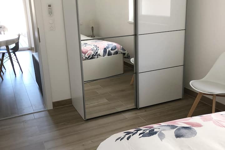 Hlavná spálňa 2 so šatníkom.