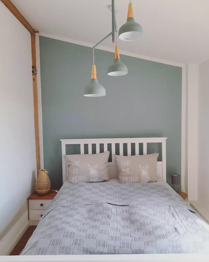 带阳台通道的卧室