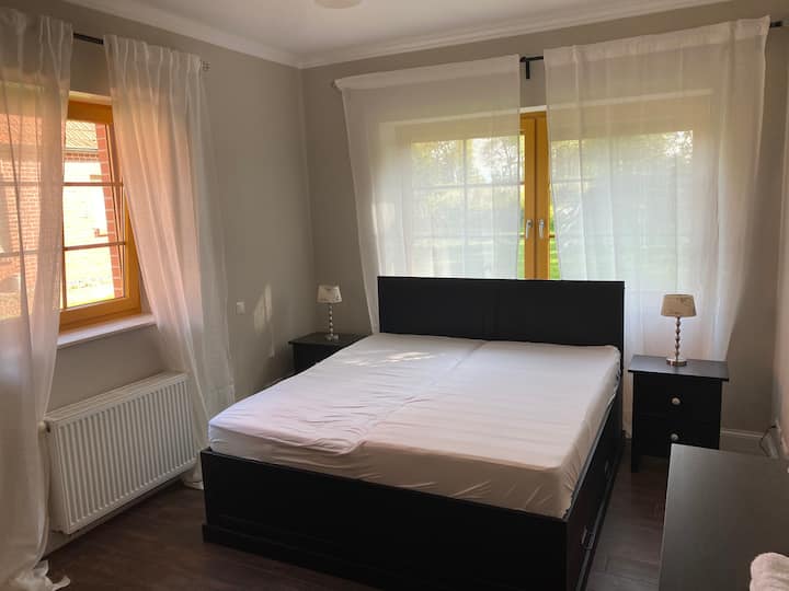 Chumba cha kwanza cha kulala chenye kitanda kikubwa chenye sentimita 180 x 200