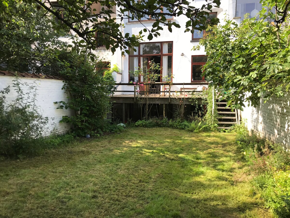 Successful Airbnb property: Ground Floor with big Terrace and garden in Forest Vorst