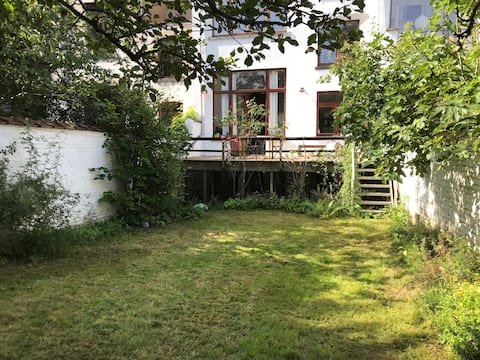 Successful Airbnb property: Ground Floor with big Terrace and garden in Forest Vorst