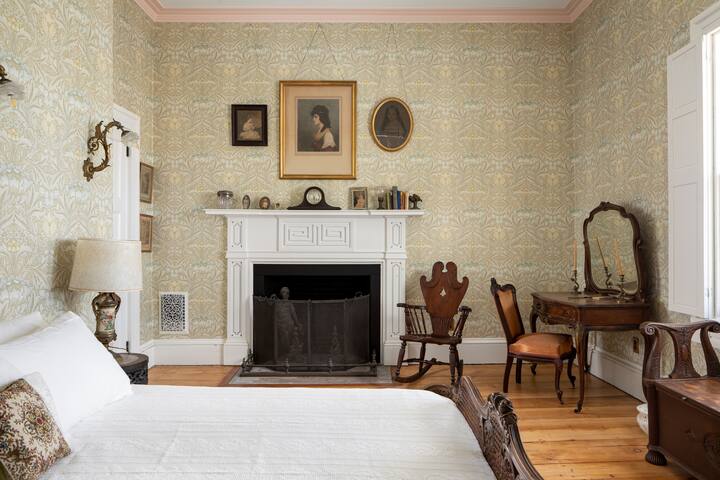 Beautiful historic home in Newport gallery image 3