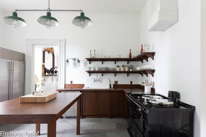 Beautiful historic home in Newport gallery image 4