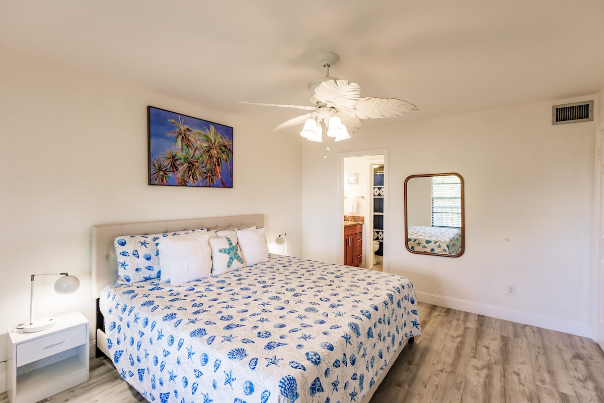 Cama principal tamaño king con baño privado.