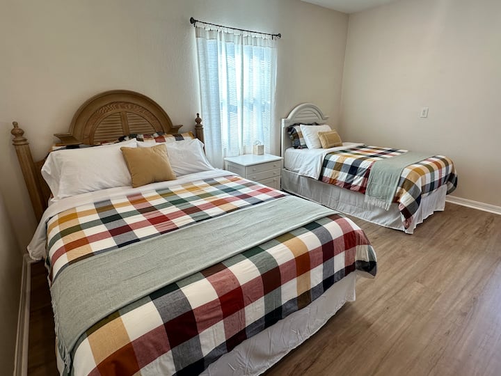 Ახალგარემონტებულ მეორე საძინებელში არის ერთი საწოლი 152 × 203 სმ და ერთი სრული ზომის საწოლი!