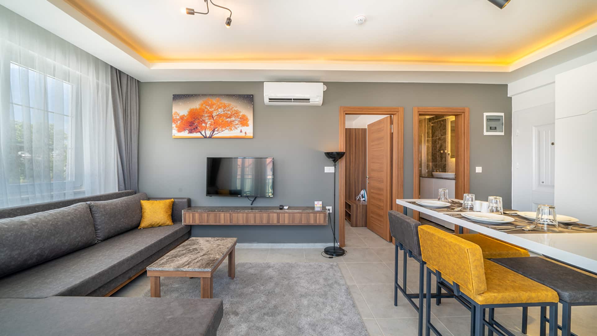 Midpoint Suites - Corner Suite 103