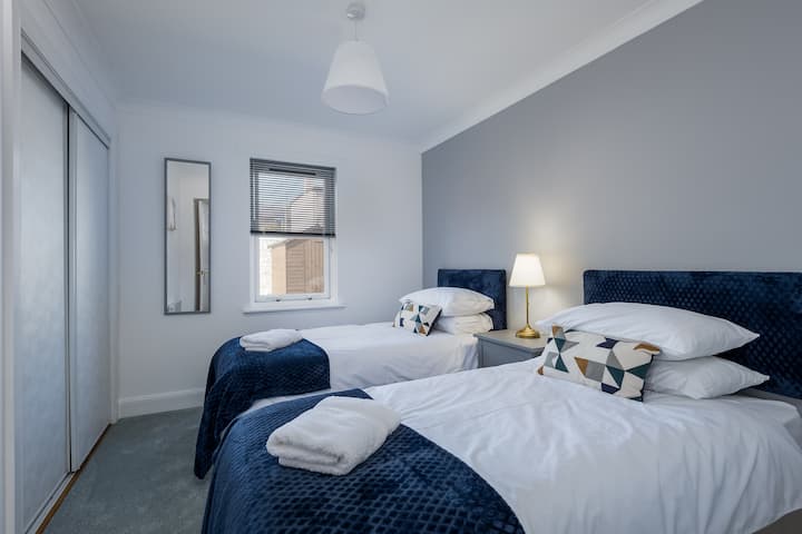 Сите кревети во број четири имаат свежа нова памучна постелнина со дебели перници.  Оваа мирна двокреветна соба ќе гарантира добар сон.