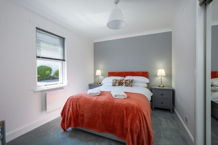 Главната спална соба има доволно простор за складирање на целата ваша празнична облека во гардероберот.