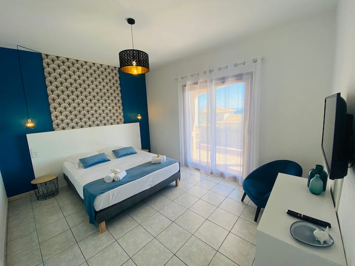 Spálňa so 160 cm posteľou, TV, balkónom a výhľadom na more