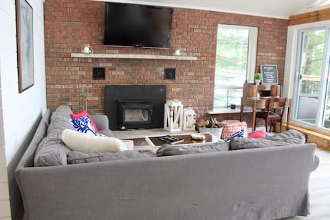Top Airbnb: CozyPeaceful LakeCottage HotTub Canada in Severn