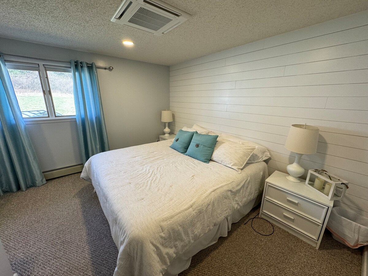 Dhomë gjumi king 
Nga dritarja ka një pamje të oborrit të pasmë. 