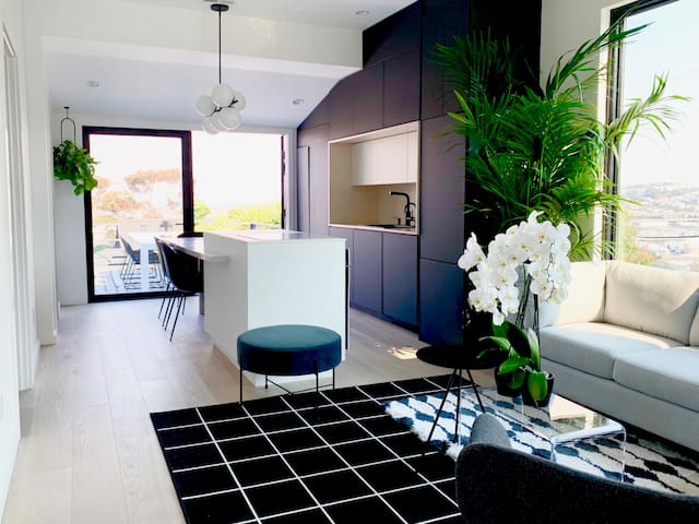 DESIGNER FLAT! Patio+Firepit+Steam rm (30-day min)