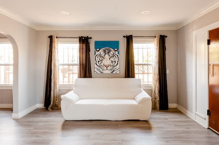 New, King Bed, Workspace, Parking, Close W. Holly🌴