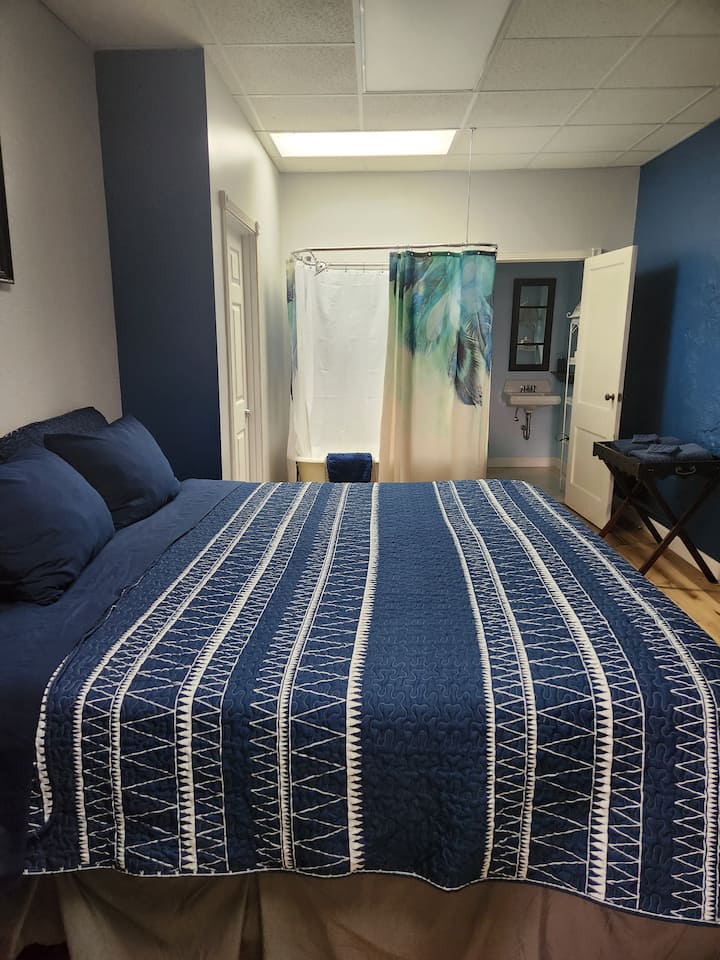 Soft on one side, firm on the other. Absolute comfort in the king bed.