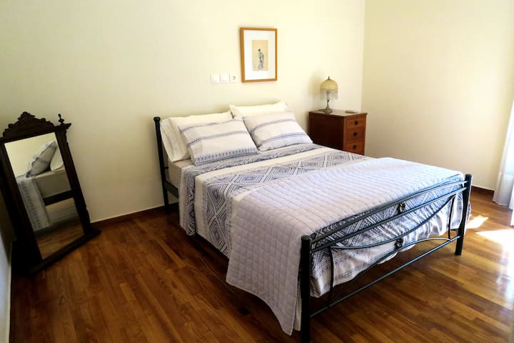 Comfortable room with natural light, large window and access to a balcony door. It has a double bed, air conditioning, a spacious wardrobe and everything you need for a relaxing stay.