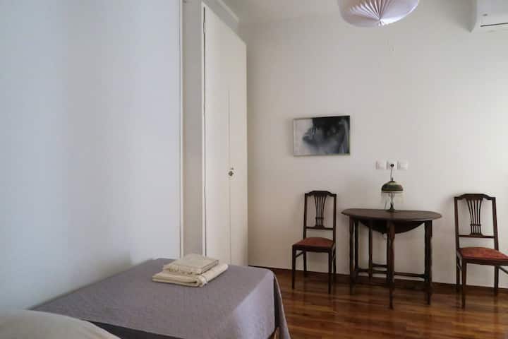 Very quiet twin bedroom with new mattresses,fitted wardrobe and small balloon facing the back of the house. New air conditioning.