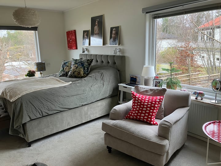 Მთავარი საძინებელი. საწოლი არის 180 სმ 