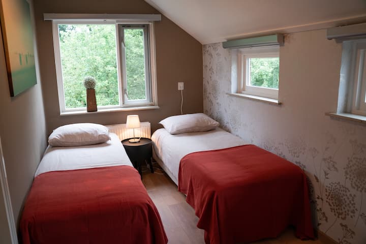 De slaapkamer heeft 2 eenpersoons boxspring bedden die ook naast elkaar geplaatst kunnen worden. Beddengoed wordt verzorgd.