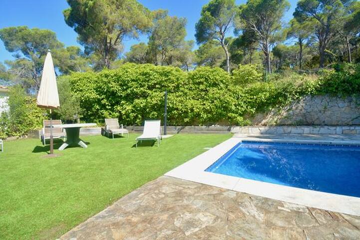 Villa hermosa 450m de la playa. Piscina. BBQ gallery image 4