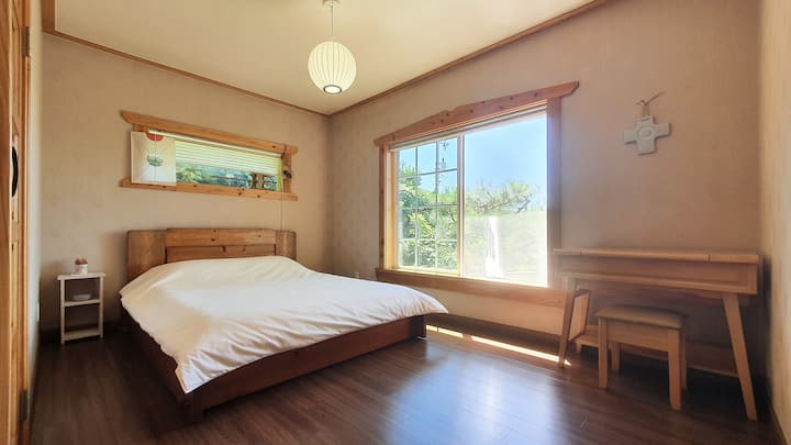 Bedroom (1F)