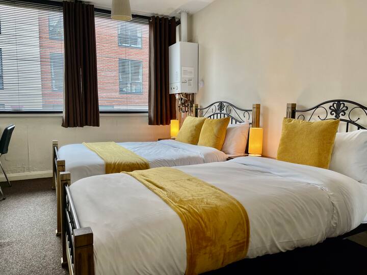 2号卧室配有双人床和单人床。