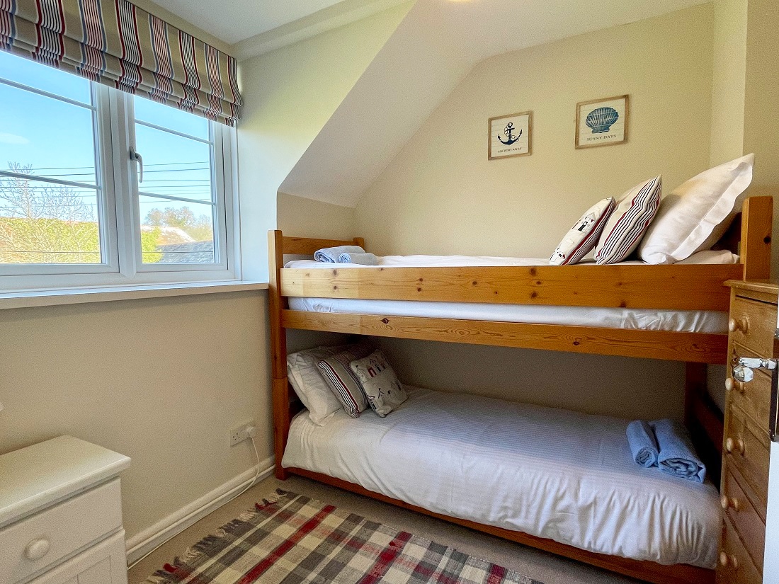 卧室4配有儿童双层床