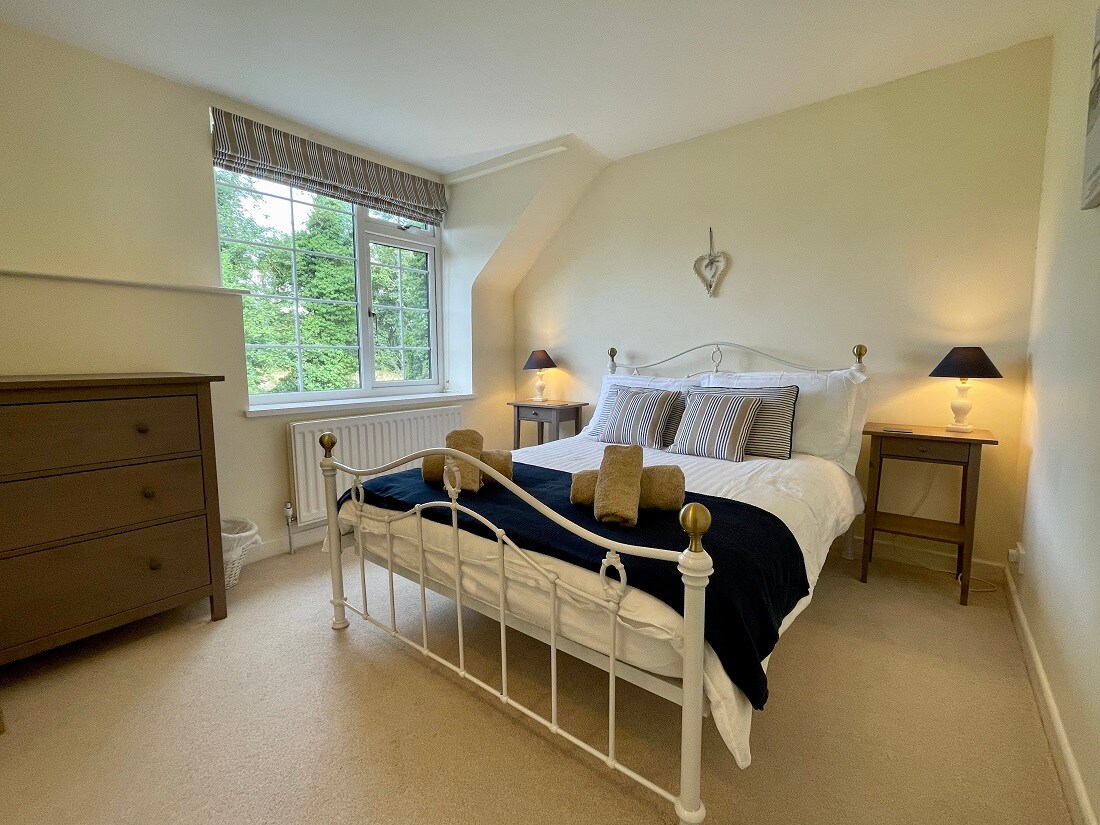 可俯瞰乡村美景的主卧室 