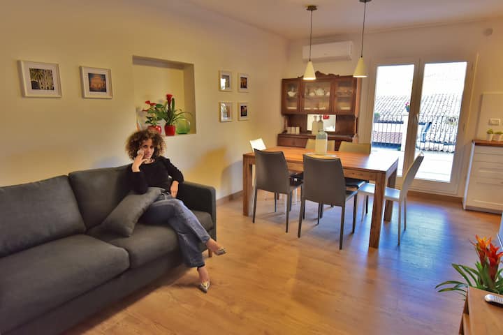 Всекидневна с разтегателен диван за 2 - ма души