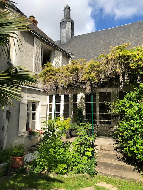 Charming house with garden on the banks of the Loire.