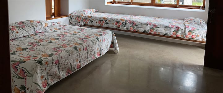 ห้องพักพร้อมเตียงขนาดคิงไซส์และ 2 เตียงขนาด 1.5 PL