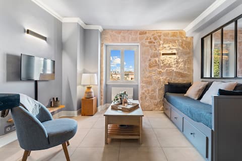 Top Airbnb: Cozy & Charming accommodation in the heart of old Antibes in Antibes