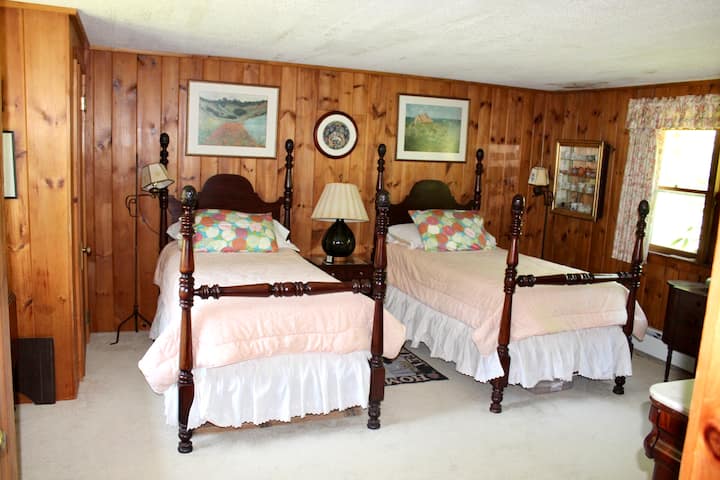 Krevate dopio në dhomën e pasme të bollshme të gjumit.